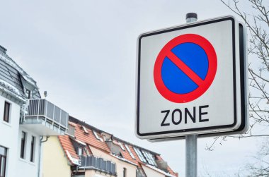 Şehir caddesinde park yasağı tabelası, yakın çekim.