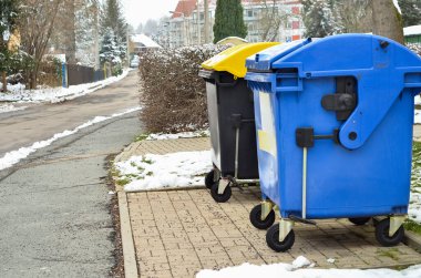 Kış günü şehirdeki çöp konteynırlarının görüntüsü