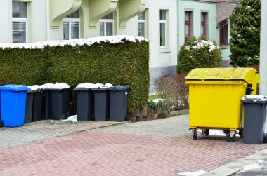 Çöp konteynırlarıyla şehir caddesi manzarası