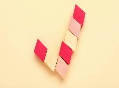 Bej arka planda makyaj süngerlerinden yapılmış kontrol işareti