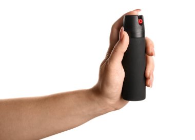 Beyaz arka planda biber gazı olan kadın.