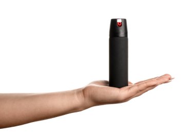 Beyaz arka planda biber gazı olan kadın.