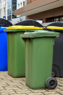 Şehir caddesinde çöp konteynerleri