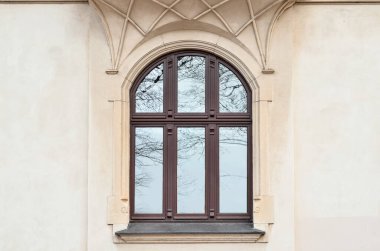 Pencereli güzel bina manzarası