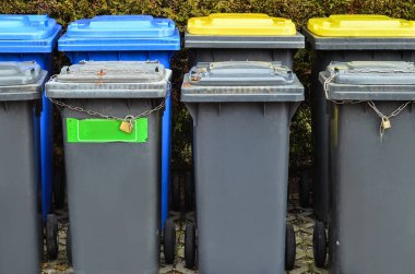 Şehir caddesinde çöp konteynerleri