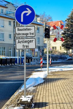 Kış günü trafik işaretli şehir caddesi manzarası