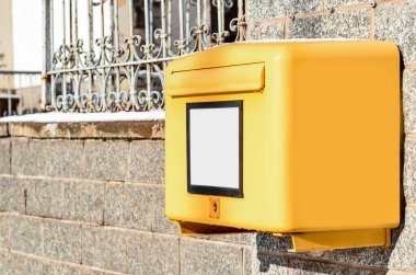Tuğla bina duvarındaki posta kutusunun görüntüsü