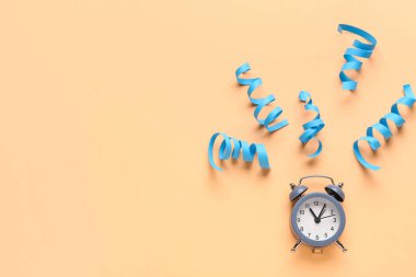 Alarm saati ve renk arkaplanındaki yılan kaplama bileşimi