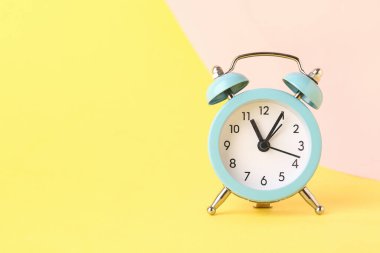 Renk arkaplanındaki alarm saati