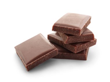 Beyaz arka plan üzerinde izole lezzetli çikolata parçaları