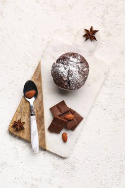 Hafif arka planda lezzetli çikolatalı kekleri olan bir pano.