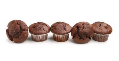 Beyaz arka plan üzerinde izole lezzetli çikolata cupcakes