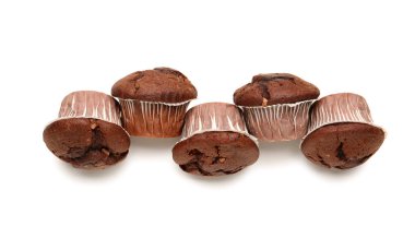 Beyaz arka plan üzerinde izole lezzetli çikolata cupcakes