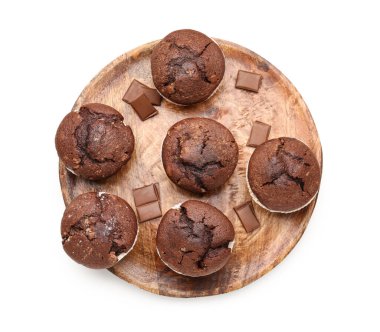 Beyaz arka planda izole edilmiş lezzetli çikolatalı kekler.