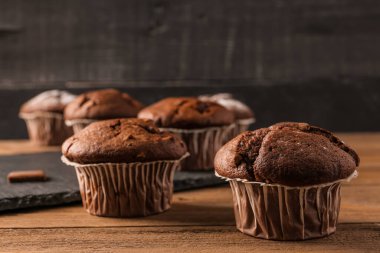 Ahşap masa üzerinde lezzetli çikolata cupcakes