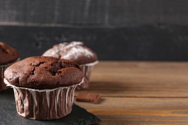 Ahşap masa üzerinde lezzetli çikolata cupcakes