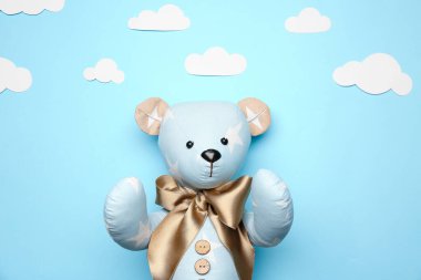 Mavi arka planda kağıt bulutlu oyuncak ayı