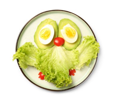 Beyaz arka planda baykuş şeklinde komik kahvaltı tabağı.