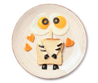 Beyaz arka planda komik çocuk kahvaltısı tabağı.