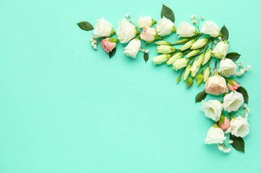 Renkli arkaplan üzerinde güzel Eustoma, gül ve gypthe çiçekleri olan kompozisyon