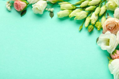 Renkli arkaplan üzerinde güzel Eustoma ve gül çiçekleri olan kompozisyon