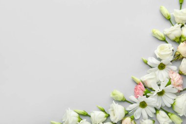 Hafif arka planda narin çiçekleri olan güzel bir kompozisyon