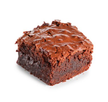 Bir parça çikolatalı kek beyaz arka planda izole edilmiş.