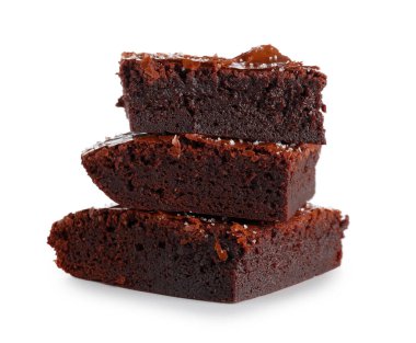 Lezzetli çikolatalı brownie parçaları beyaz arka planda izole edilmiş.