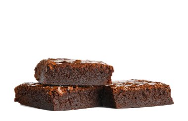 Lezzetli çikolatalı brownie parçaları beyaz arka planda izole edilmiş.