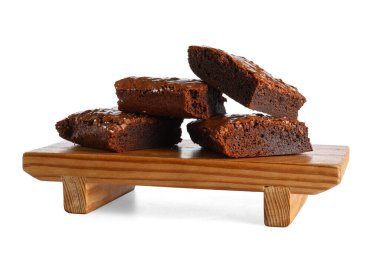 Beyaz arka planda izole edilmiş lezzetli çikolatalı brownie parçalarıyla ahşap tahta tahta.