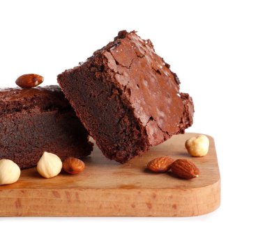Beyaz arka planda izole edilmiş lezzetli çikolatalı browni parçaları olan ahşap tahta tahta, yakın plan.
