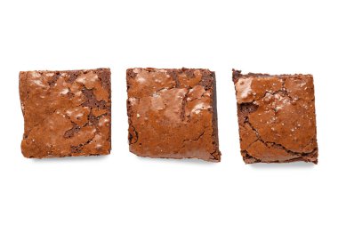 Lezzetli çikolatalı brownie parçaları beyaz arka planda izole edilmiş.