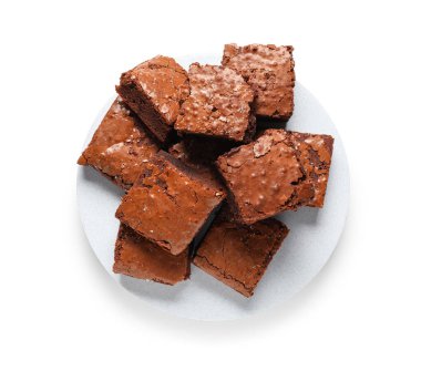 Beyaz arka planda izole edilmiş lezzetli çikolatalı brownie parçalarıyla dolu bir tabak.