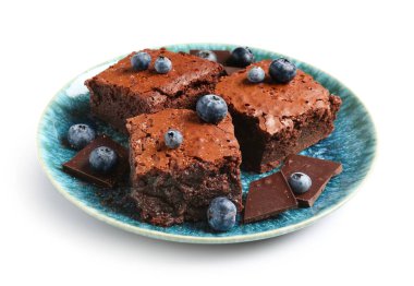 Beyaz arka planda izole edilmiş lezzetli çikolatalı brownie parçalarıyla dolu bir tabak.