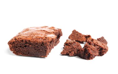 Lezzetli çikolatalı brownie parçaları beyaz arka planda izole edilmiş.