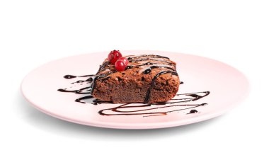Beyaz arka planda izole edilmiş lezzetli çikolatalı browni tabağı.