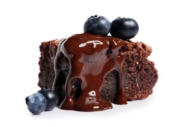 Bir parça çikolatalı kek beyaz arka planda izole edilmiş.