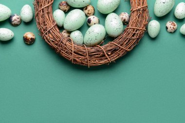 Yeşil arka planda Paskalya yumurtalı çelenk