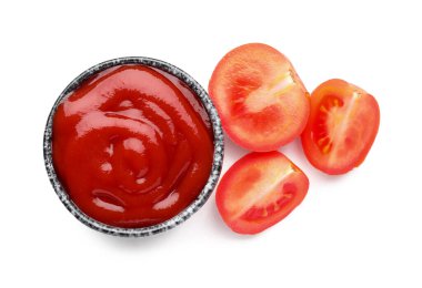 Bir kase lezzetli ketçap ve beyaz arka planda izole edilmiş domates.