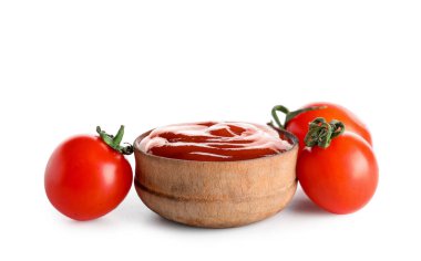 Bir kase lezzetli ketçap ve beyaz arka planda izole edilmiş taze domates.