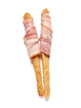 Beyaz arka planda pastırmalı lezzetli İtalyan Grissini.