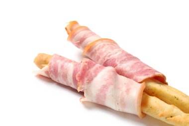 Beyaz arka planda pastırmalı leziz İtalyan Grissini, yakın plan.