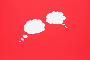 Kırmızı arkaplanda boş konuşma baloncukları