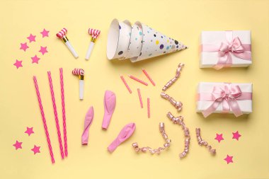 Sarı arkaplanda farklı parti dekoruna sahip kompozisyon