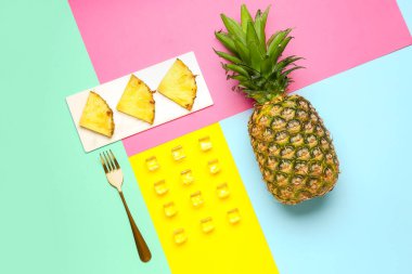 Renkli arkaplanda ananas ve buz küpleriyle kompozisyon