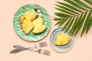 Açık arkaplanda kesilmiş ananas ve palmiye yaprağı ile kaplama