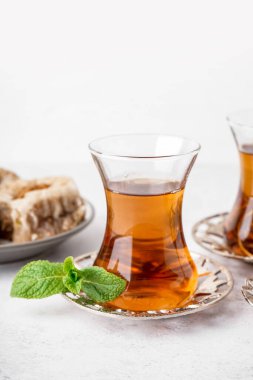 Beyaz masada bir bardak Türk çayı