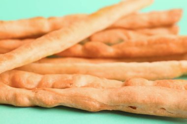 Turkuaz arka plan üzerine Lezzetli İtalyan Grissini, yakın plan