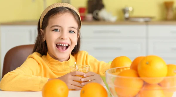 Aranyos Kislány Friss Narancslével Gyümölcslével Konyhában — Stock Fotó