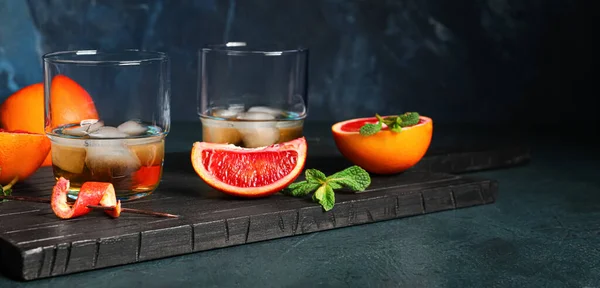 上有冰块 薄荷和西西里橙的朗姆酒 — 图库照片